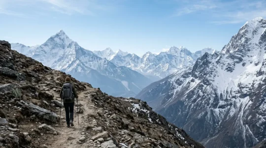 Bergsteiger beim Training in alpiner Landschaft mit verschneiten Gipfeln über 4000 Meter